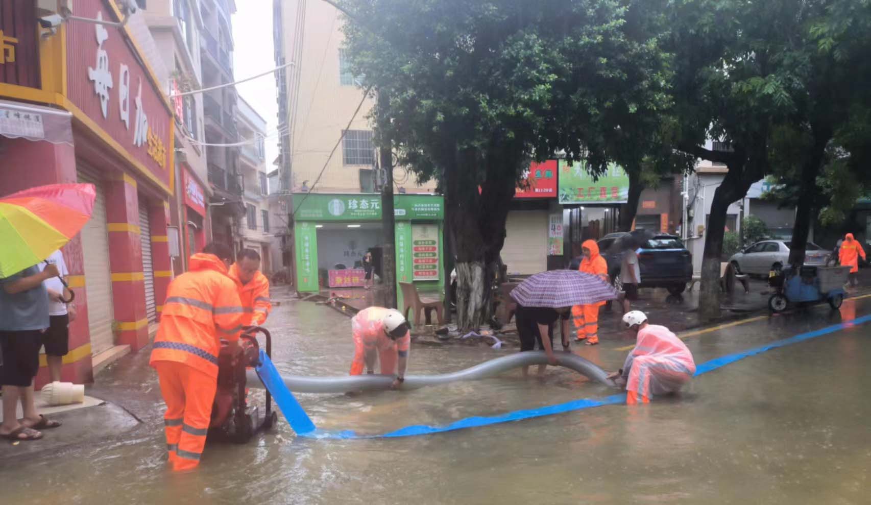 闻“汛”而动 | 风雨无阻，华富人坚守一线守护城市安全